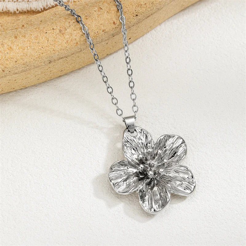2025 Hot Style Stainless Steel Romantic Vintage Flower Pendant Necklace French Style High-end for Women Wedding Party Jewelry